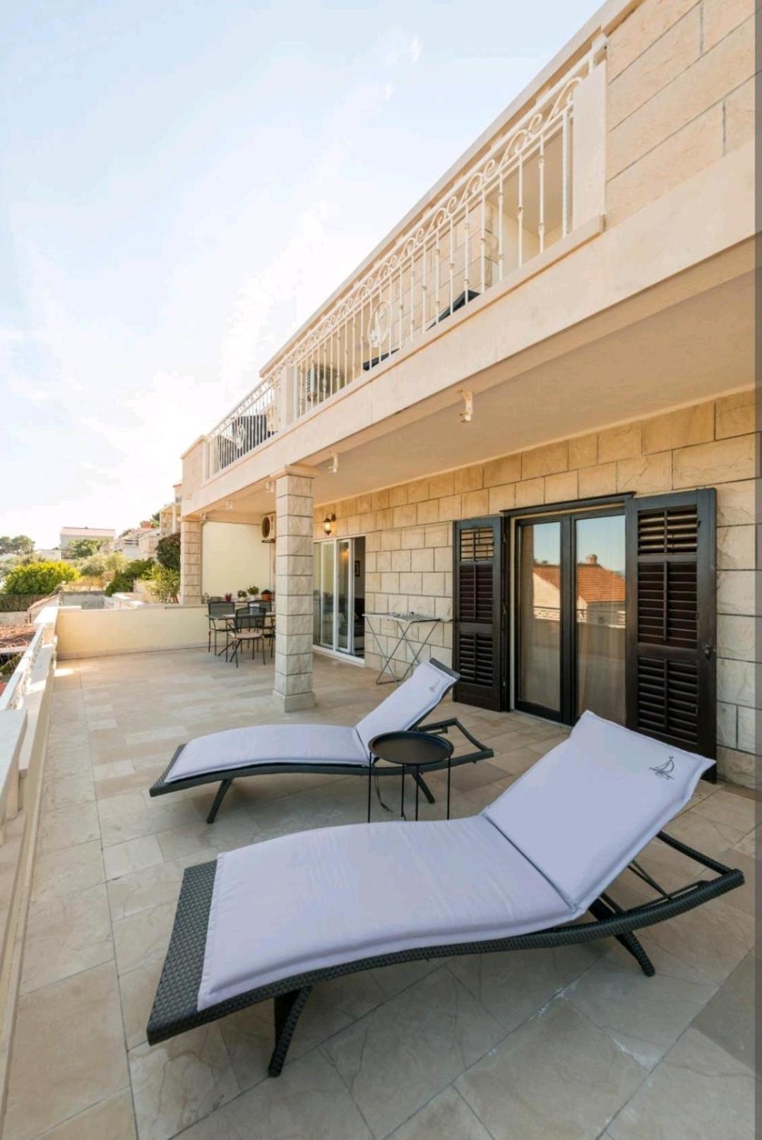 Apartments Siesta Sumartin Exterior photo